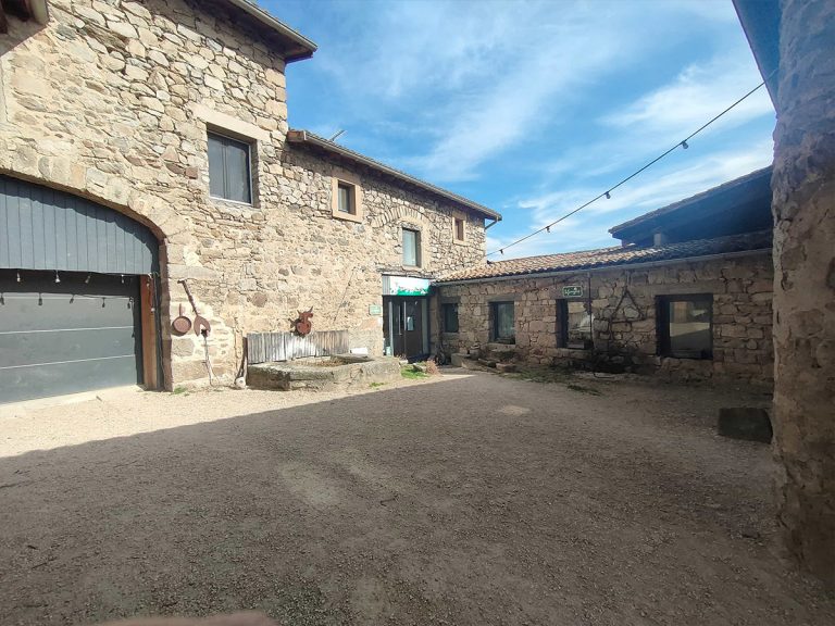 La Ferme du Mornantais, produits fermiers en agriculture biologique à Mornant, près de Lyon | Cour